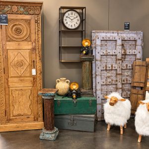 De Loods meubelen Heist-op-den-Berg eik en teak kasten indisch kast unieke decoratie scherpe meubelprijzen (2) Sfeerfoto meubelwinkel De Loods Heist-op-den-berg teak eik e