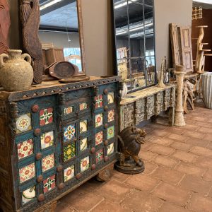 De Loods meubelen Heist-op-den-Berg eik en teak kasten indisch kast unieke decoratie scherpe meubelprijzen (3) Sfeerfoto meubelwinkel De Loods Heist-op-den-berg teak eik e