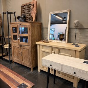 De Loods meubelen Heist-op-den-Berg eik en teak kasten indisch kast unieke decoratie scherpe meubelprijzen (4) Sfeerfoto meubelwinkel De Loods Heist-op-den-berg teak eik en Indisch meubelen