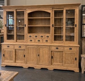 De Loods meubelen heist op den berg teak meubelen buffet kasten maatwerk teak Sfeerfoto meubelwinkel De Loods Heist-op-den-berg teak eik e