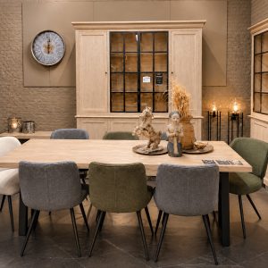 De loods meubelen Heist-op-den-Berg eiken buffet kasten meubelen en teak meubelen maatwerk Sfeerfoto meubelwinkel De Loods Heist-op-den-berg teak eik e