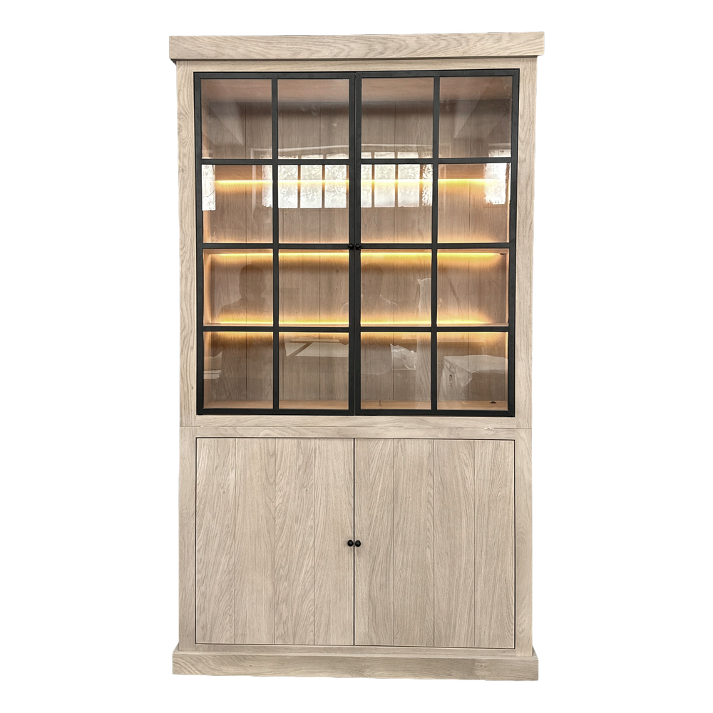 Eiken buffetkast met 2 glasdeuren vitrine en led